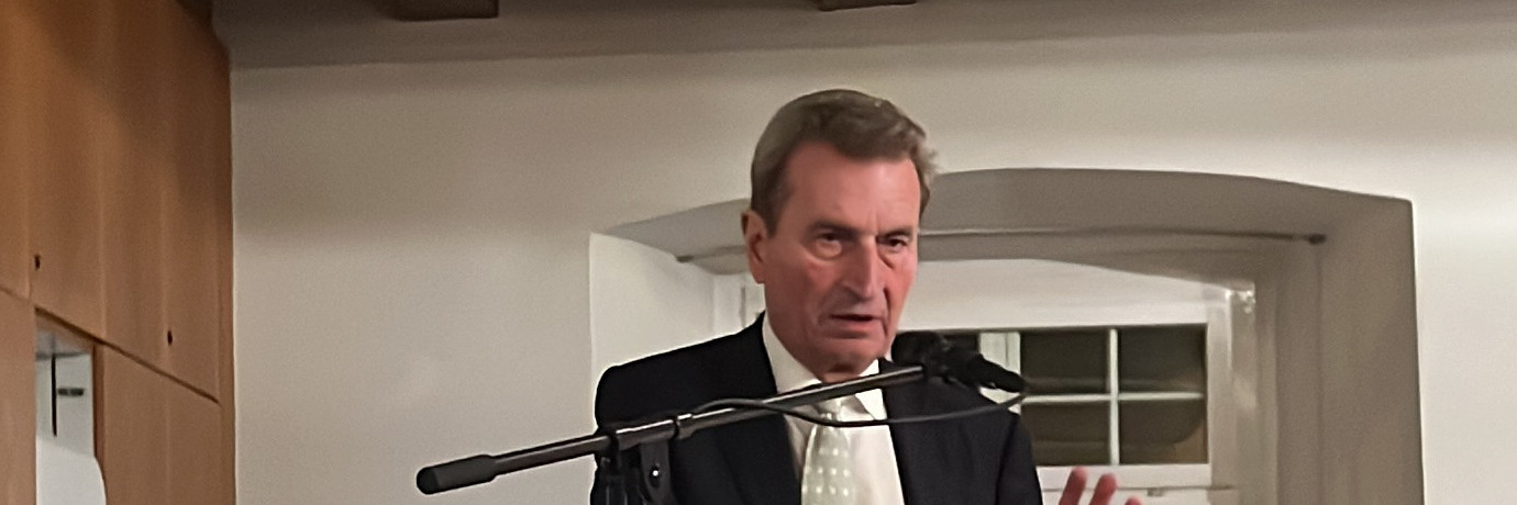 Festredner Günther Oettinger am Rednerpult mit Aulendorfer Stadtwappen, im Hintergrund das Banner „Gauverband Bodensee“ und Chargierte in Couleur.