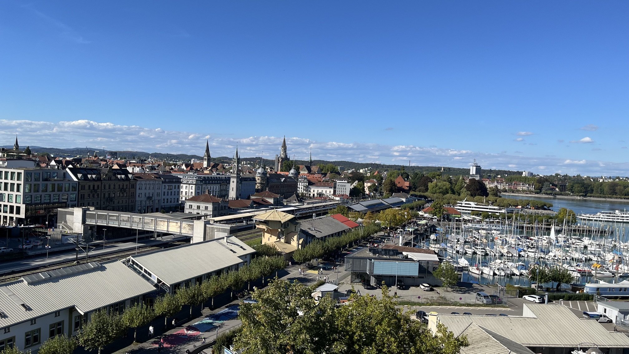 Konstanz von oben: Altstadtdächer, Hafen und Münster — Ort des 50. Stiftungsfests der KDStV Bodensee.