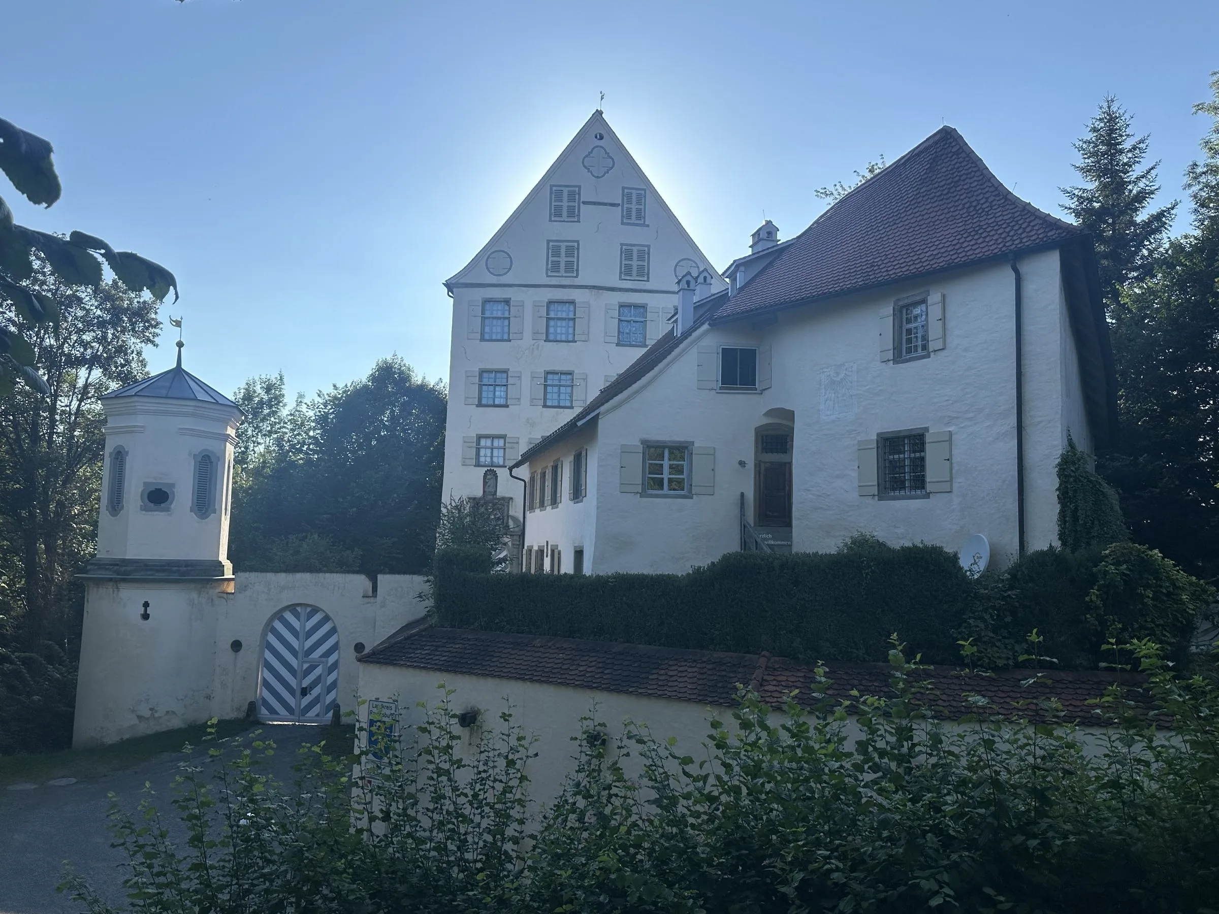 Schloss Achberg mit Toranlage — Ausstellungsort des Zirkels.