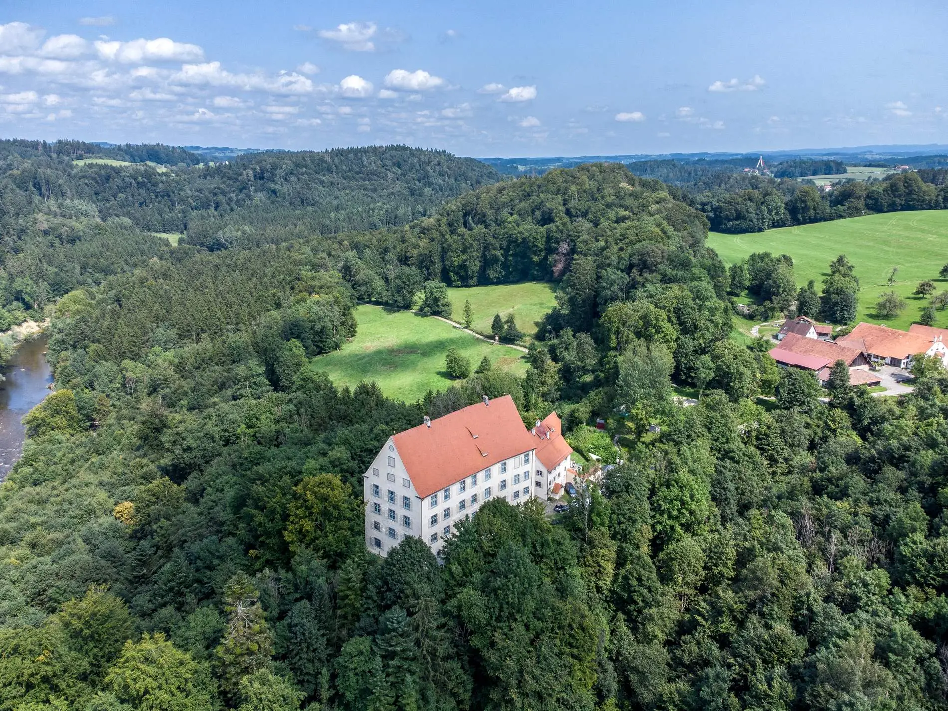 Schloss Achberg aus der Luft mit Tormannsturm — Ausstellungsort des Zirkels.